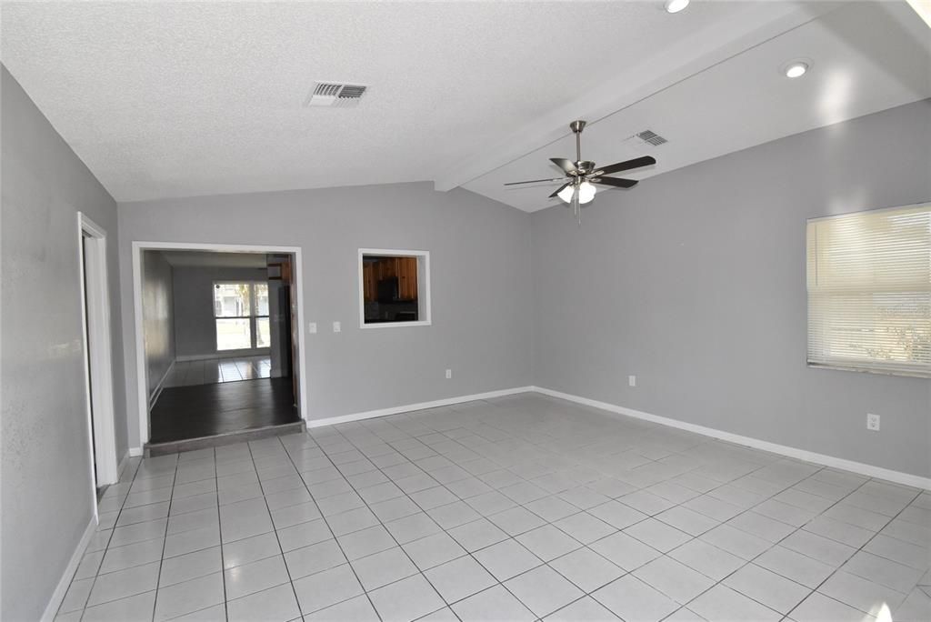 На продажу: $245,000 (3 спален, 2 ванн, 1327 Квадратных фут)