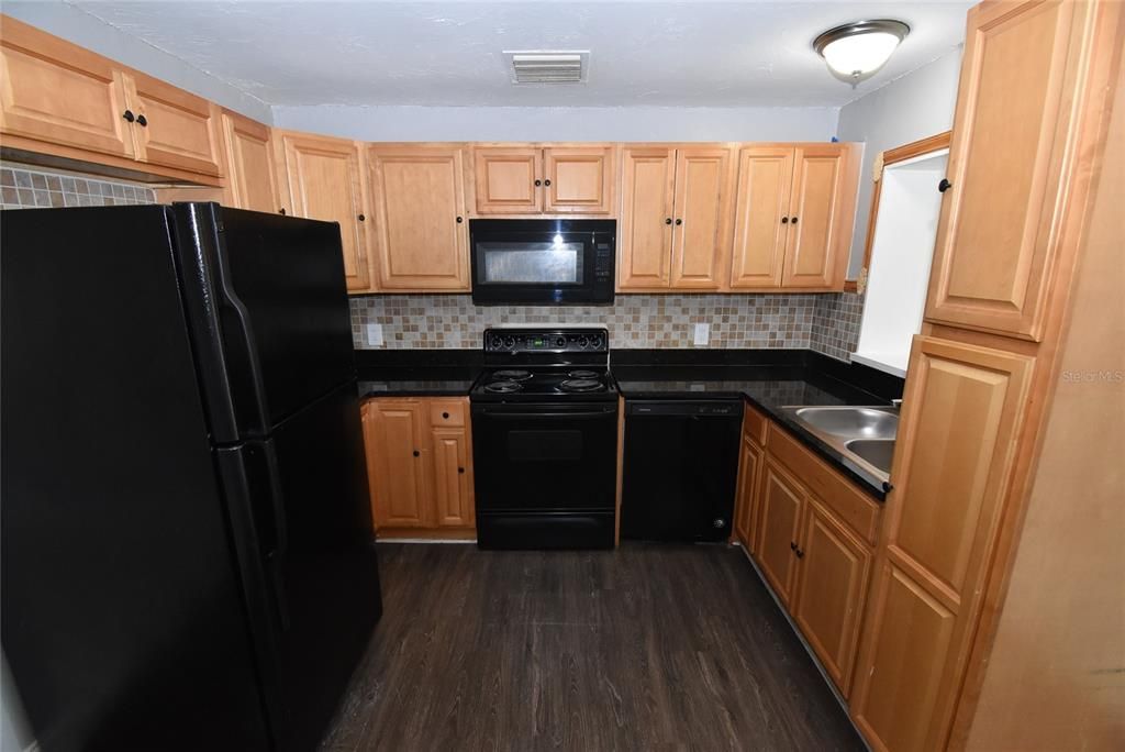 На продажу: $245,000 (3 спален, 2 ванн, 1327 Квадратных фут)