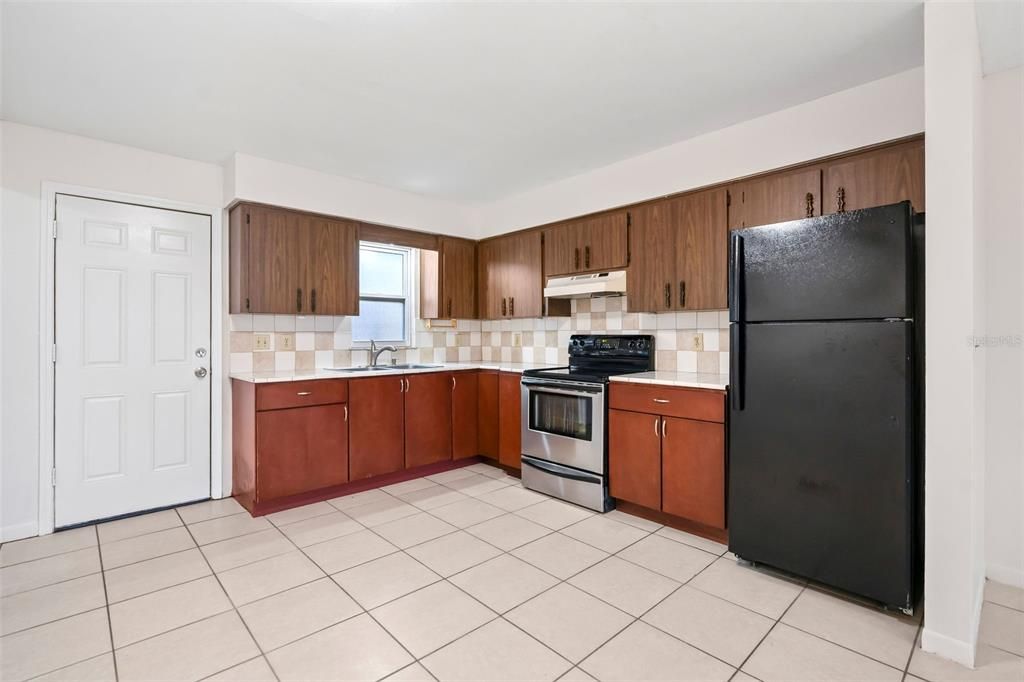 For Rent: $1,650 (2 beds, 1 baths, 850 Square Feet)