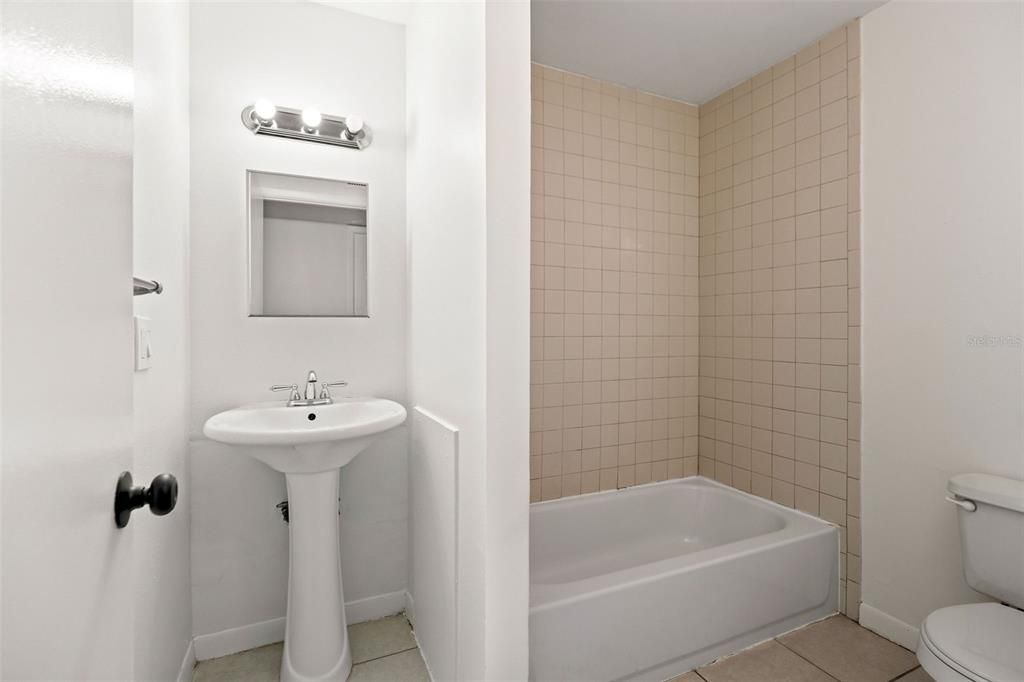 For Rent: $1,650 (2 beds, 1 baths, 850 Square Feet)