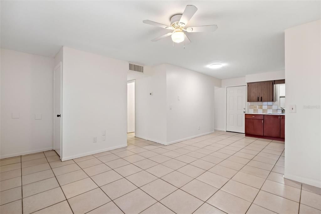 For Rent: $1,650 (2 beds, 1 baths, 850 Square Feet)