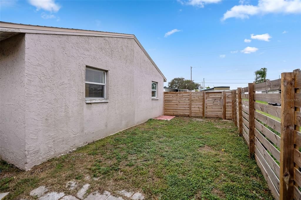 For Rent: $1,650 (2 beds, 1 baths, 850 Square Feet)