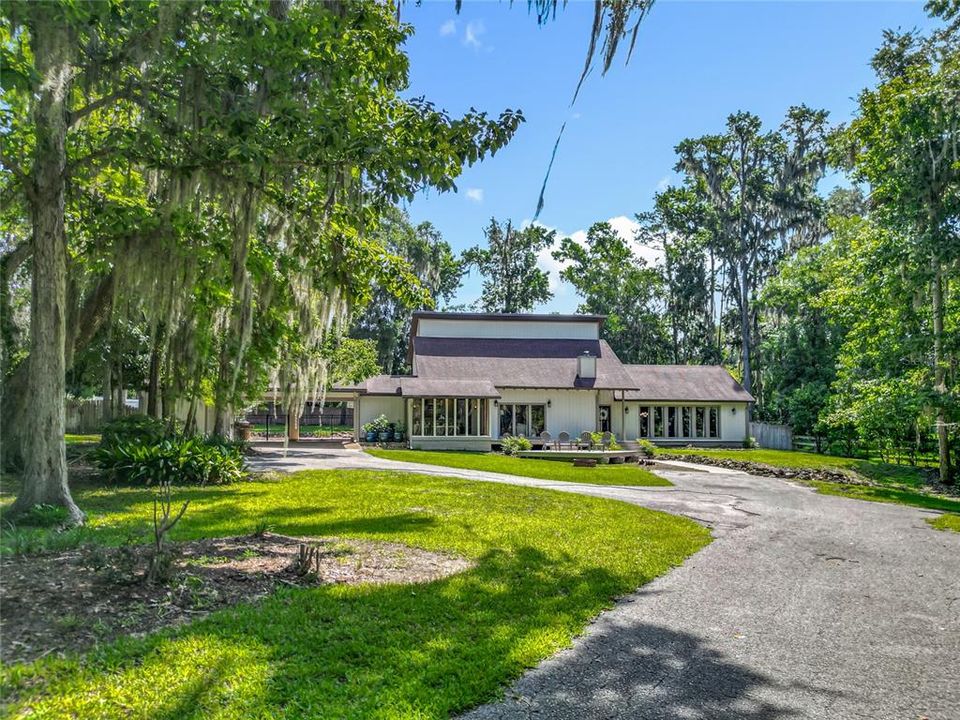 For Rent: $4,950 (4 beds, 2 baths, 2830 Square Feet)