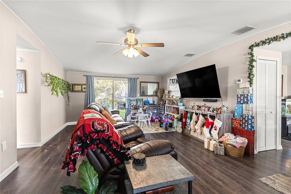 На продажу: $200,000 (3 спален, 2 ванн, 1248 Квадратных фут)