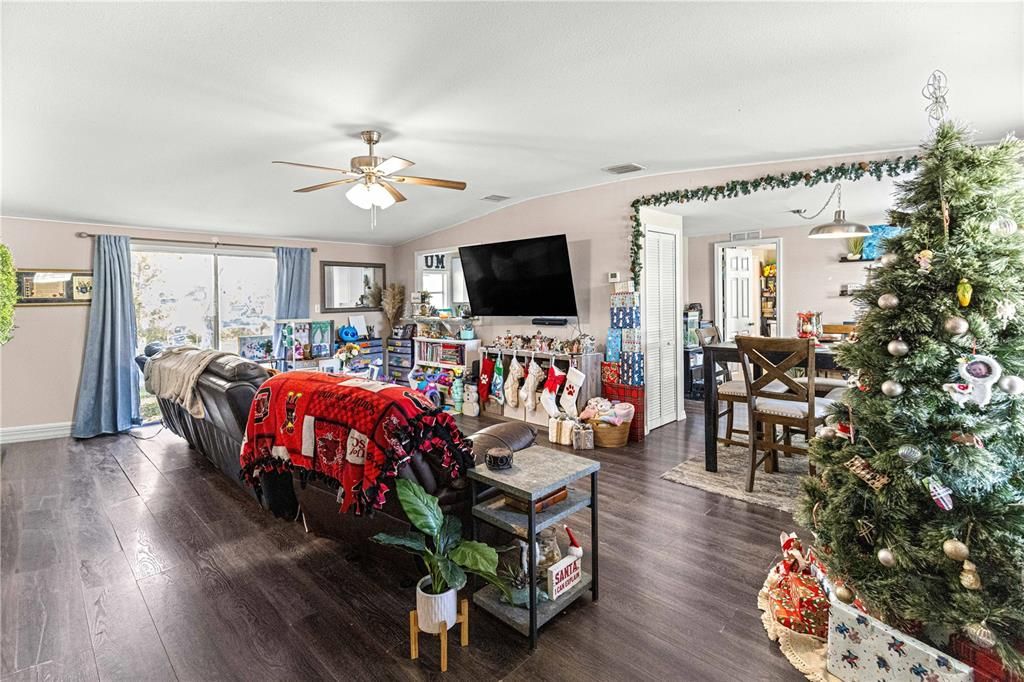 На продажу: $200,000 (3 спален, 2 ванн, 1248 Квадратных фут)