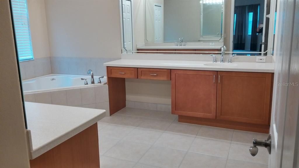 For Rent: $2,550 (4 beds, 2 baths, 2274 Square Feet)