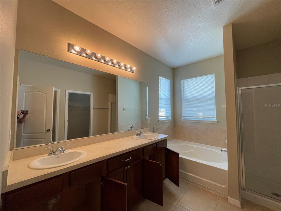 For Sale: $299,900 (4 beds, 2 baths, 1878 Square Feet)