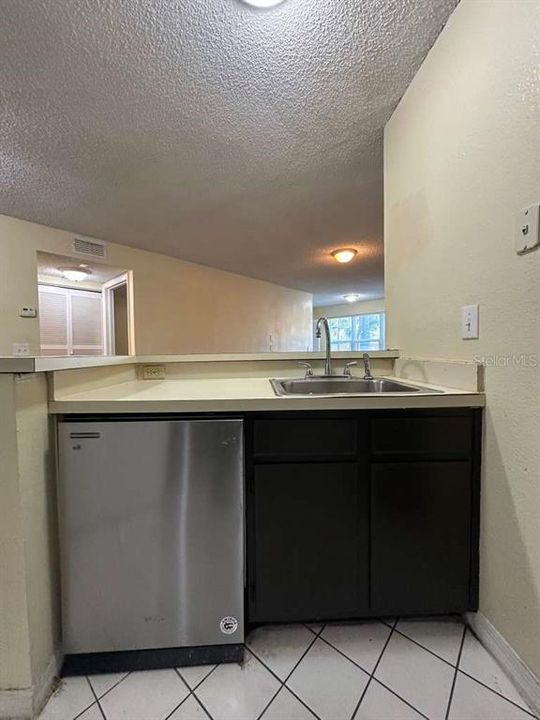 For Rent: $1,200 (1 beds, 1 baths, 735 Square Feet)
