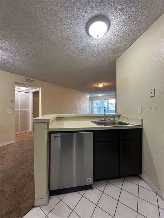For Rent: $1,200 (1 beds, 1 baths, 735 Square Feet)