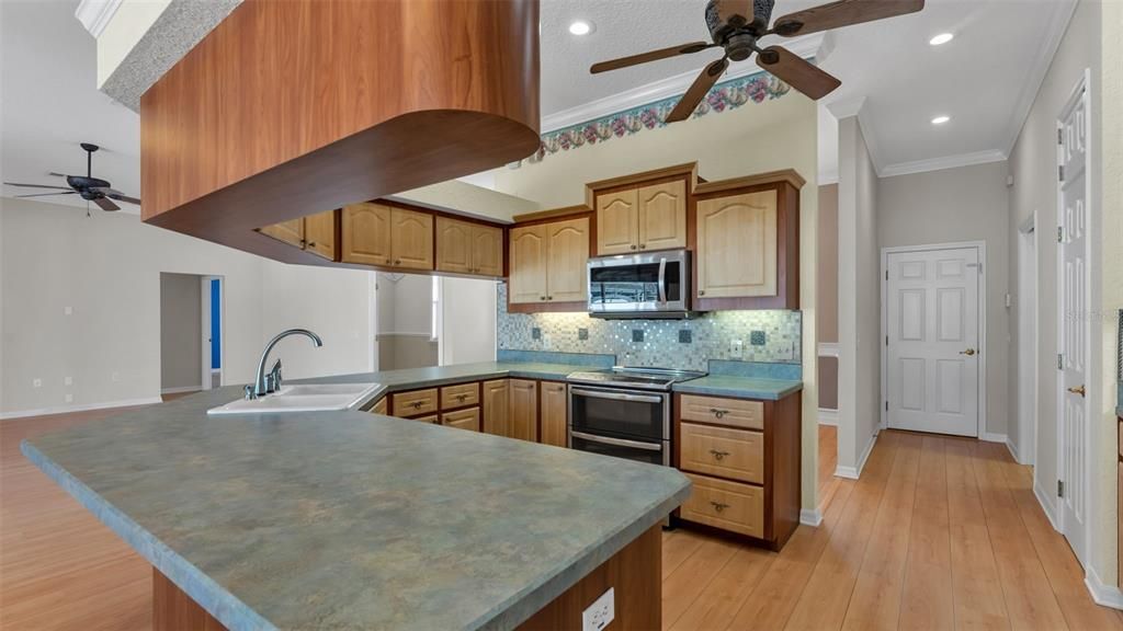 На продажу: $419,900 (4 спален, 2 ванн, 2475 Квадратных фут)