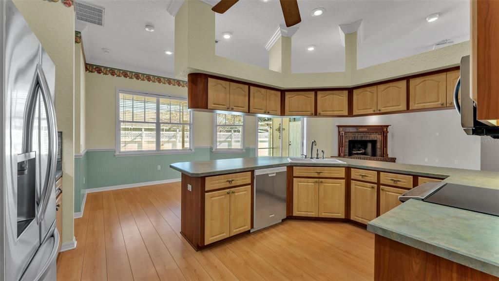 На продажу: $419,900 (4 спален, 2 ванн, 2475 Квадратных фут)