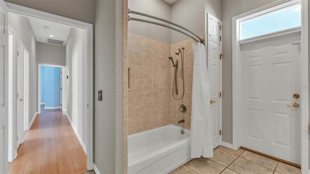 На продажу: $419,900 (4 спален, 2 ванн, 2475 Квадратных фут)