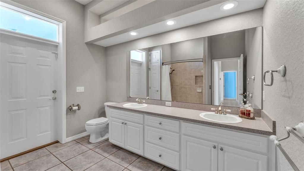 На продажу: $419,900 (4 спален, 2 ванн, 2475 Квадратных фут)