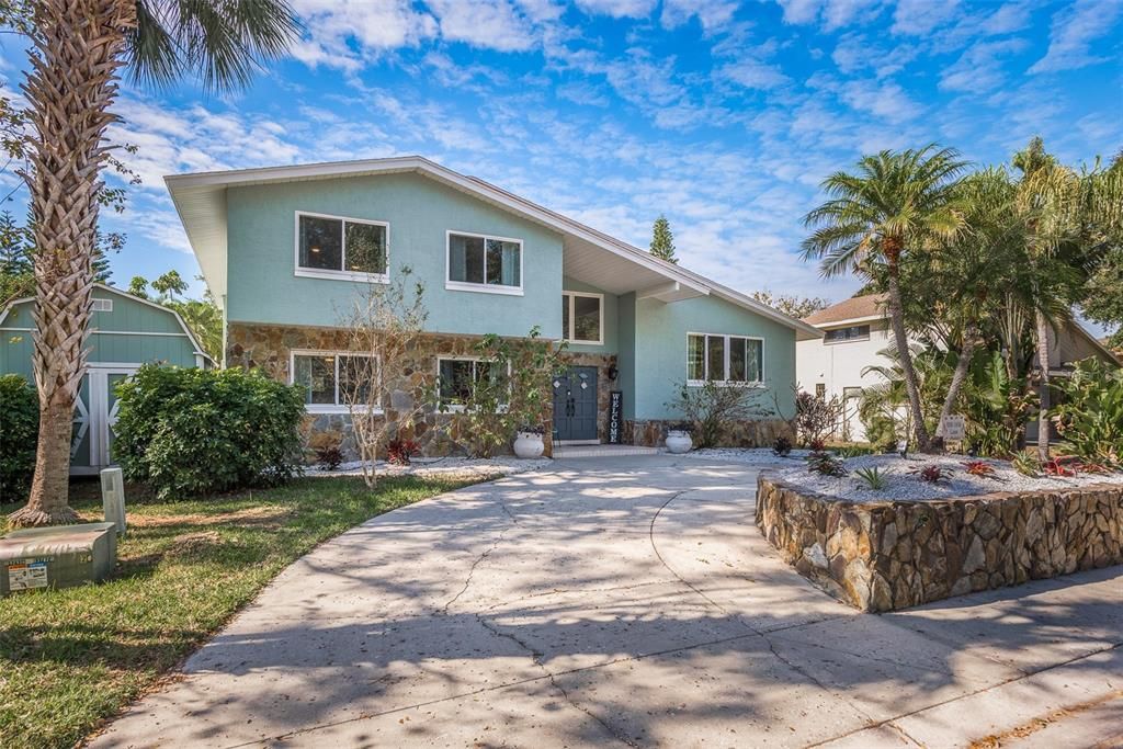 合同活跃: $849,000 (6 贝兹, 3 浴室, 3335 平方英尺)