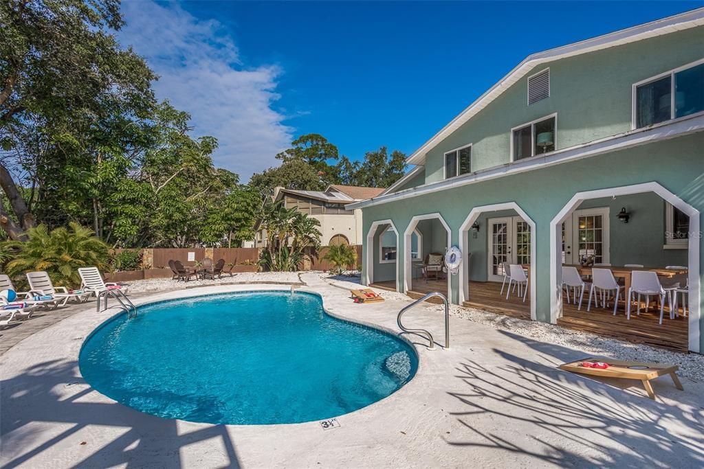 合同活跃: $849,000 (6 贝兹, 3 浴室, 3335 平方英尺)