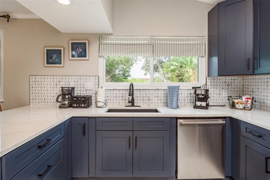 合同活跃: $849,000 (6 贝兹, 3 浴室, 3335 平方英尺)