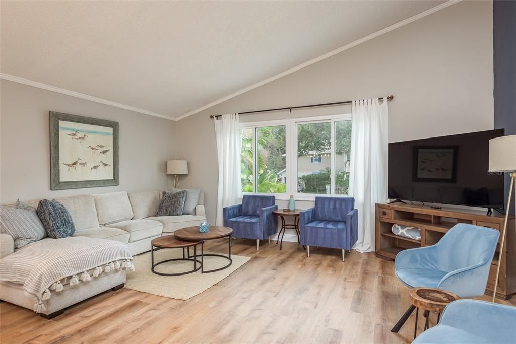 合同活跃: $849,000 (6 贝兹, 3 浴室, 3335 平方英尺)