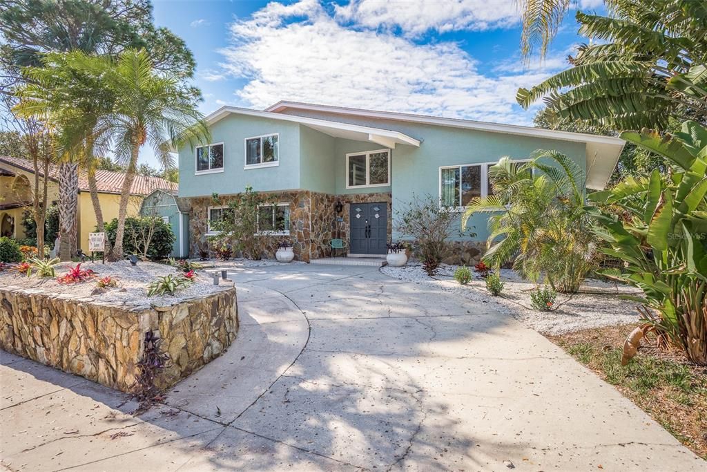 合同活跃: $849,000 (6 贝兹, 3 浴室, 3335 平方英尺)