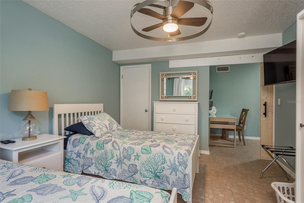 合同活跃: $849,000 (6 贝兹, 3 浴室, 3335 平方英尺)