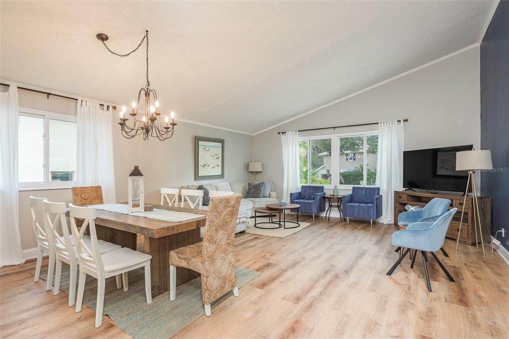 合同活跃: $849,000 (6 贝兹, 3 浴室, 3335 平方英尺)