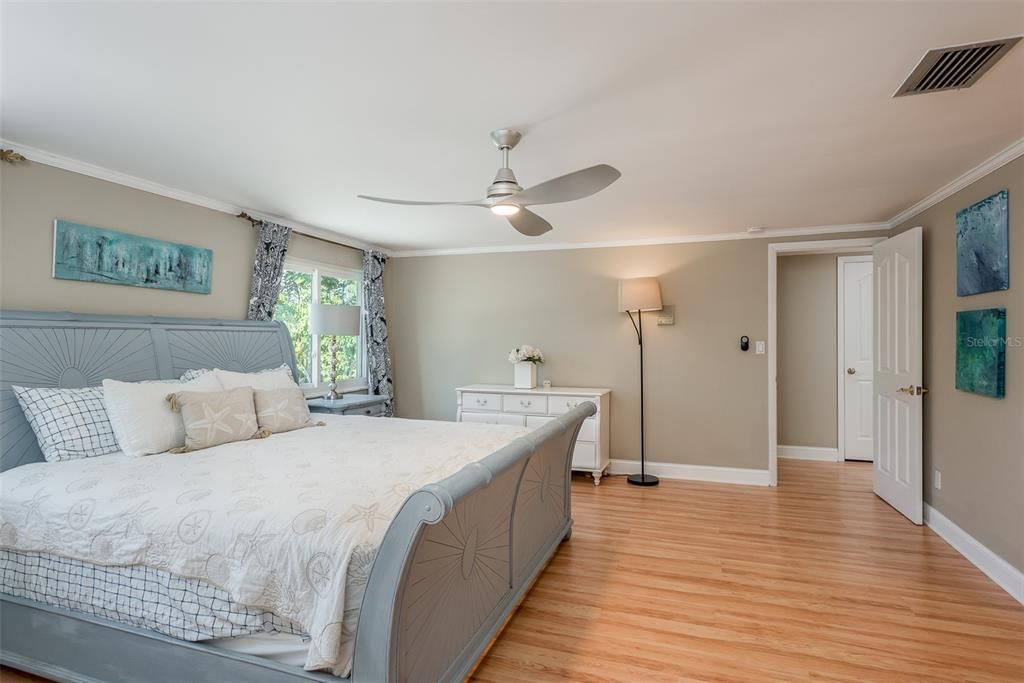 合同活跃: $849,000 (6 贝兹, 3 浴室, 3335 平方英尺)