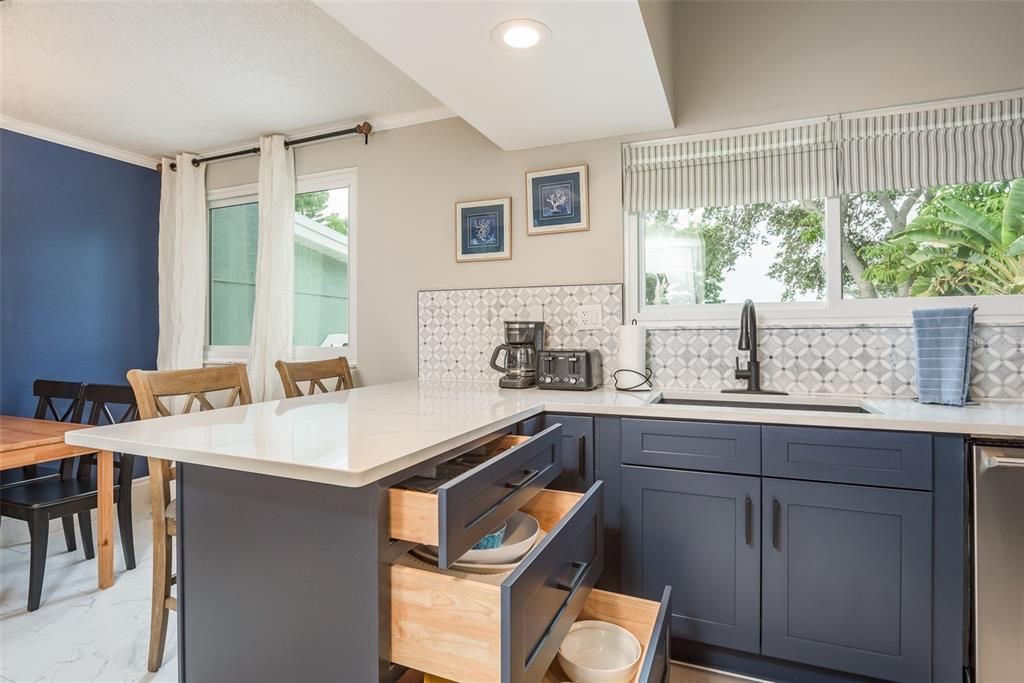 合同活跃: $849,000 (6 贝兹, 3 浴室, 3335 平方英尺)