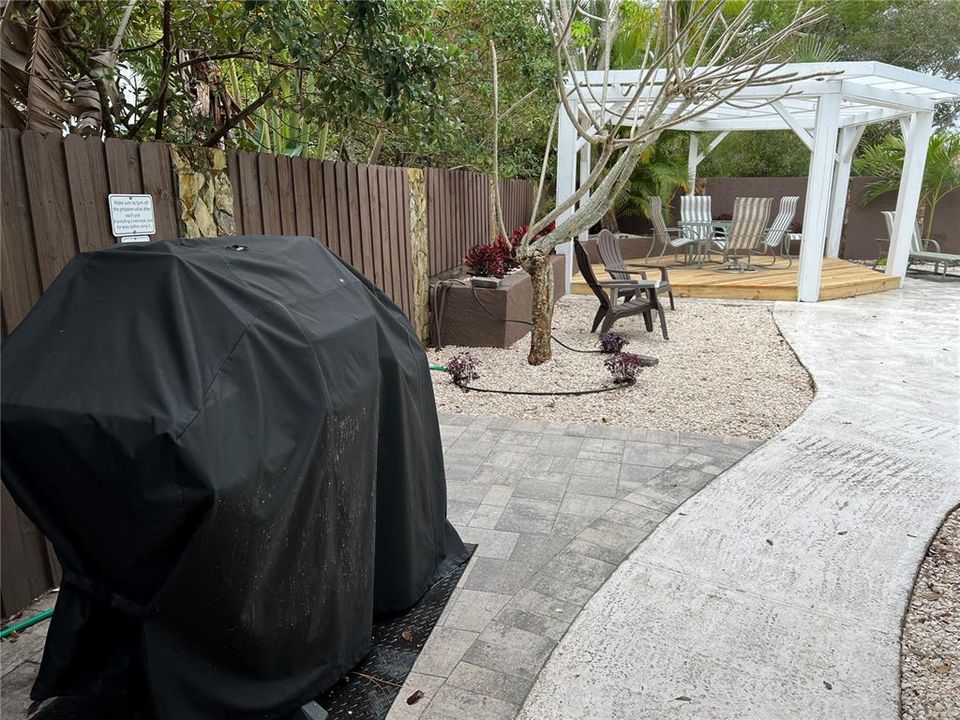 合同活跃: $849,000 (6 贝兹, 3 浴室, 3335 平方英尺)