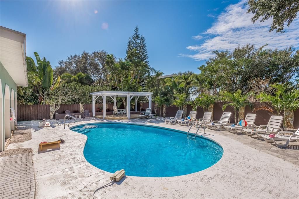 合同活跃: $849,000 (6 贝兹, 3 浴室, 3335 平方英尺)