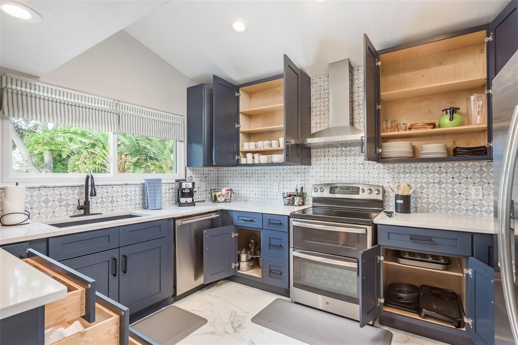 合同活跃: $849,000 (6 贝兹, 3 浴室, 3335 平方英尺)