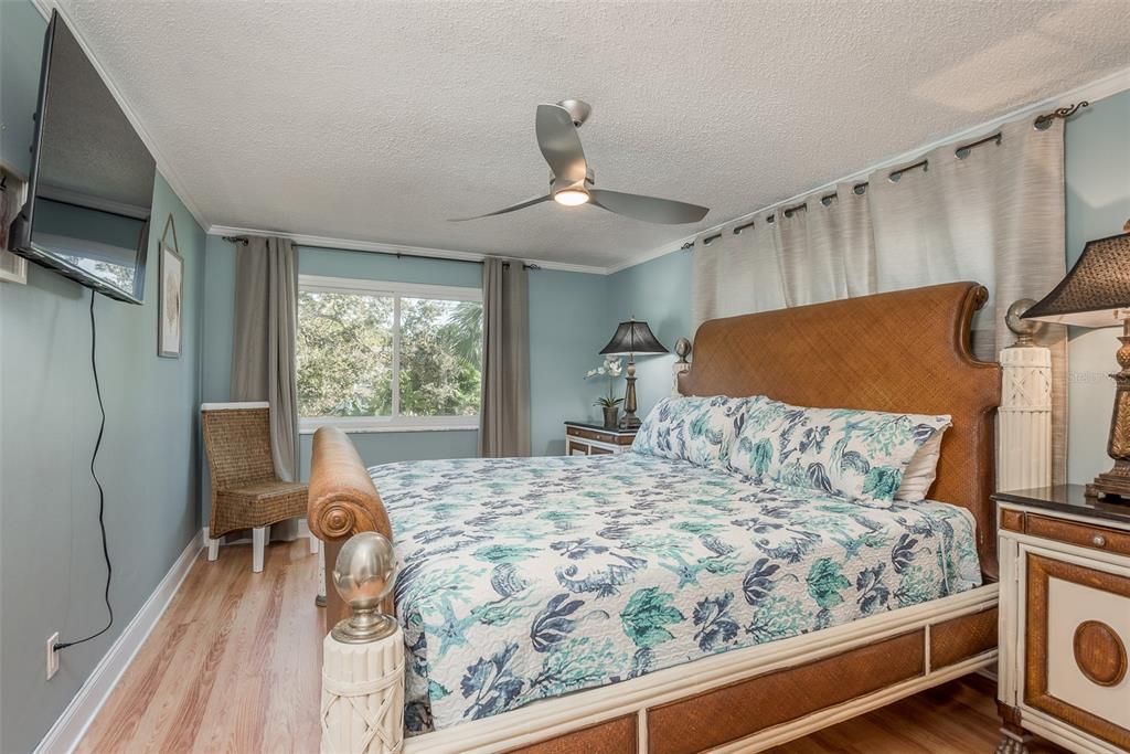 合同活跃: $849,000 (6 贝兹, 3 浴室, 3335 平方英尺)