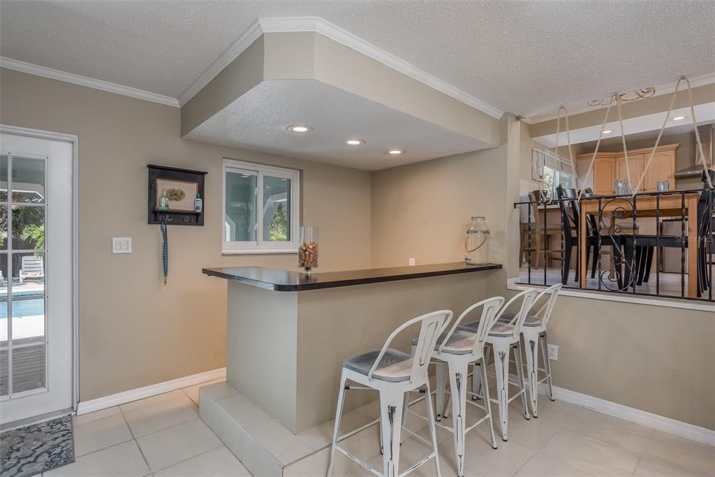 合同活跃: $849,000 (6 贝兹, 3 浴室, 3335 平方英尺)