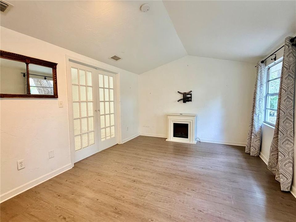 待售: $450,000 (4 贝兹, 0 浴室, 1248 平方英尺)