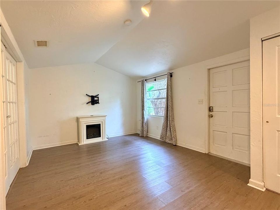 待售: $450,000 (4 贝兹, 0 浴室, 1248 平方英尺)