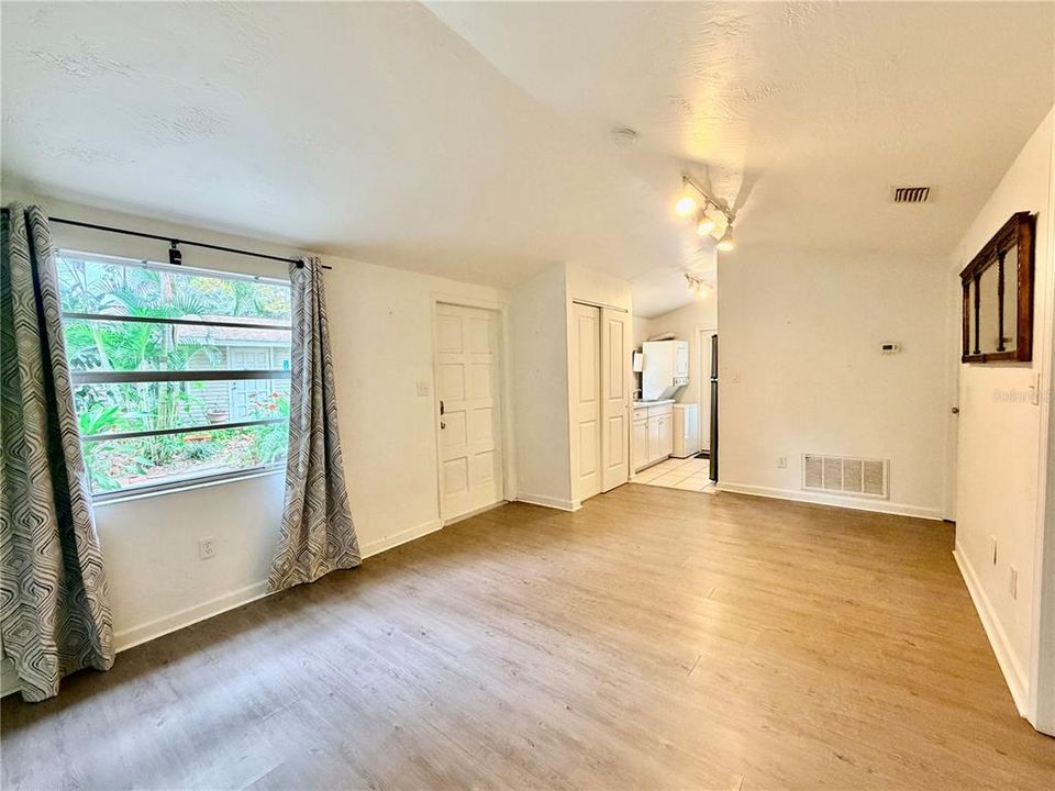 待售: $450,000 (4 贝兹, 0 浴室, 1248 平方英尺)