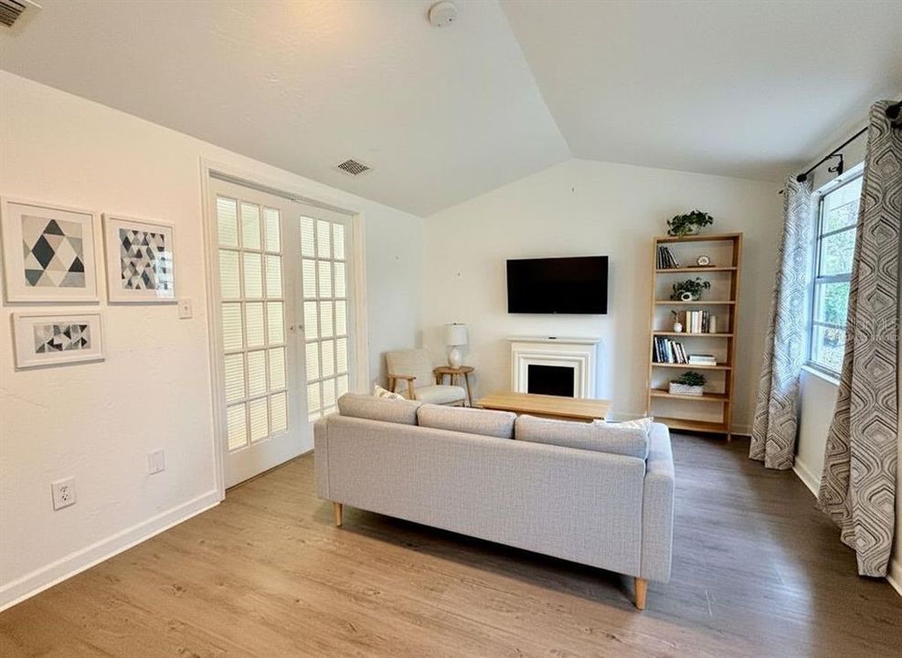 待售: $450,000 (4 贝兹, 0 浴室, 1248 平方英尺)