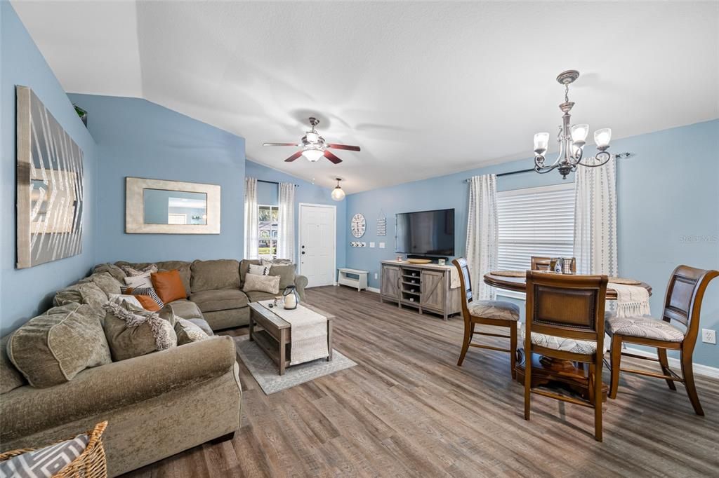 For Sale: $419,900 (3 beds, 2 baths, 1403 Square Feet)