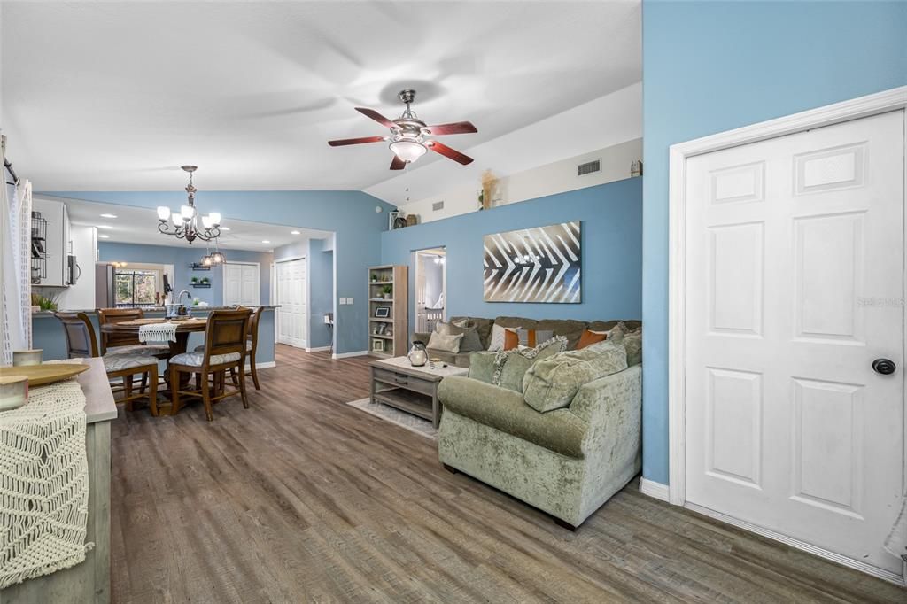 For Sale: $419,900 (3 beds, 2 baths, 1403 Square Feet)