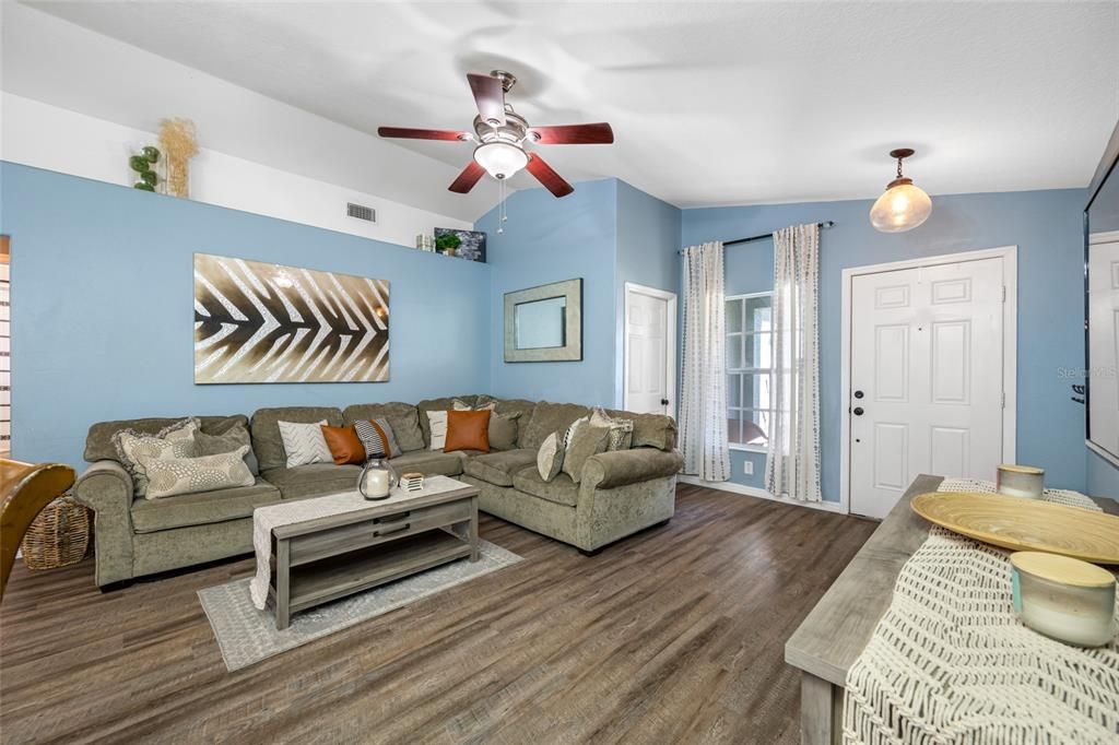 For Sale: $419,900 (3 beds, 2 baths, 1403 Square Feet)