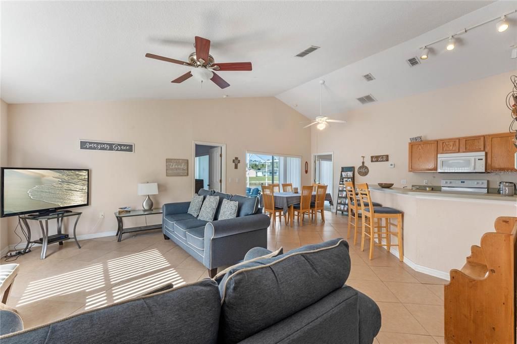 出租: $2,250 (4 贝兹, 3 浴室, 1731 平方英尺)