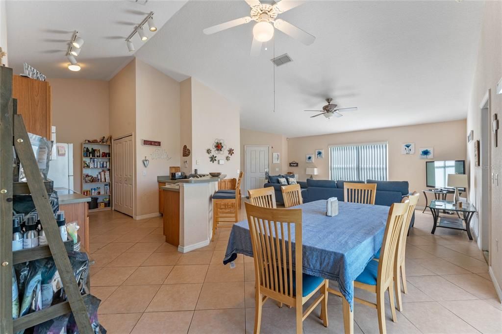 出租: $2,250 (4 贝兹, 3 浴室, 1731 平方英尺)