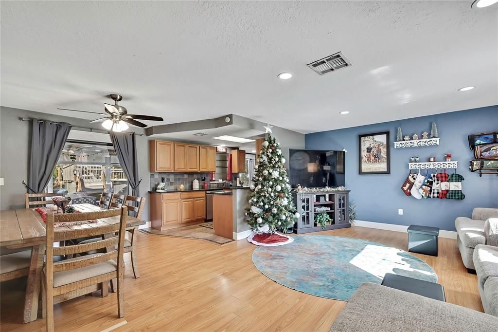 For Sale: $285,000 (2 beds, 2 baths, 1168 Square Feet)