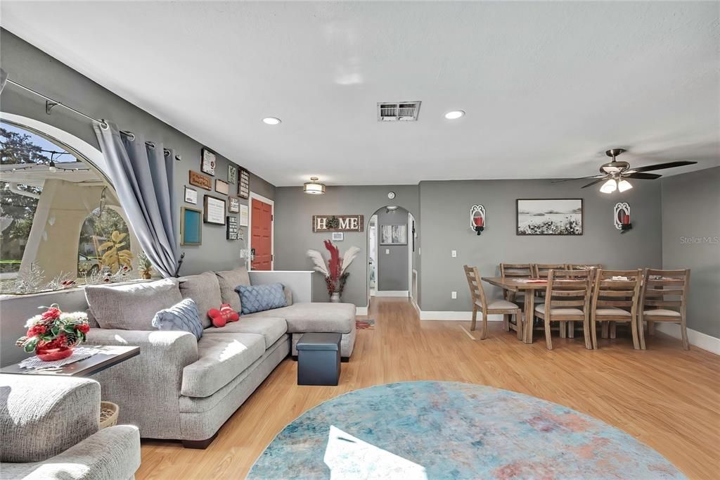 For Sale: $285,000 (2 beds, 2 baths, 1168 Square Feet)