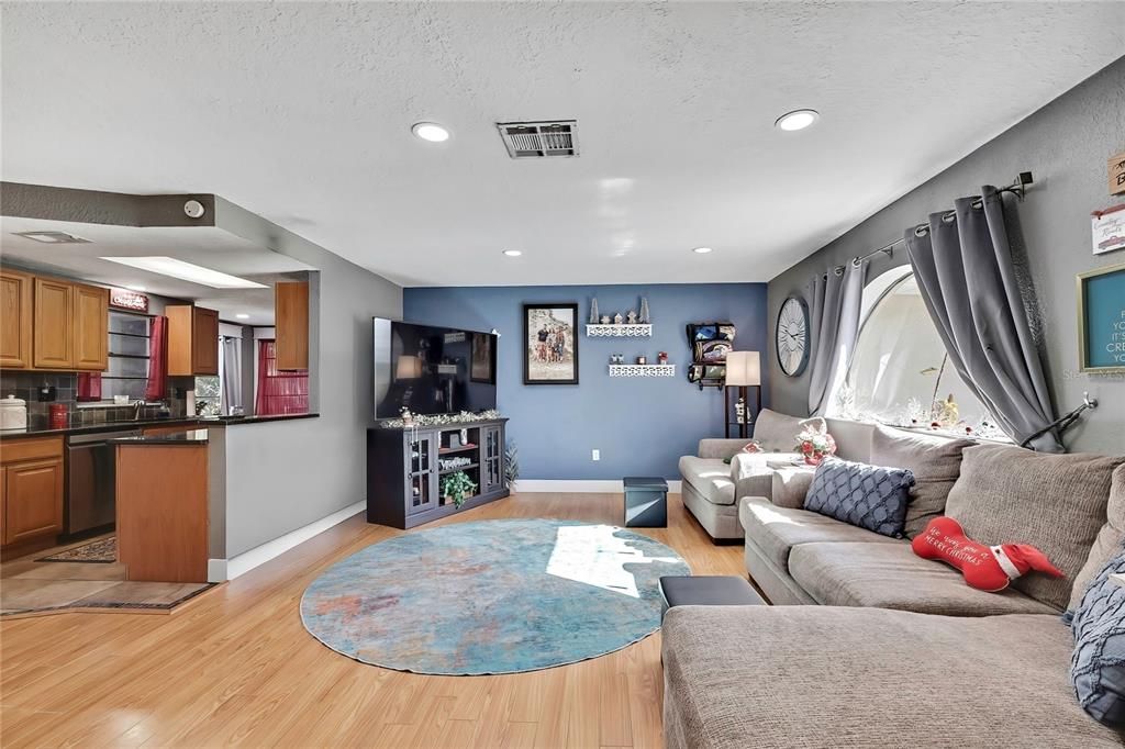 For Sale: $285,000 (2 beds, 2 baths, 1168 Square Feet)