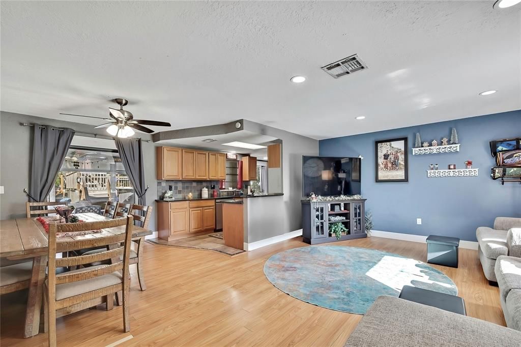 For Sale: $285,000 (2 beds, 2 baths, 1168 Square Feet)