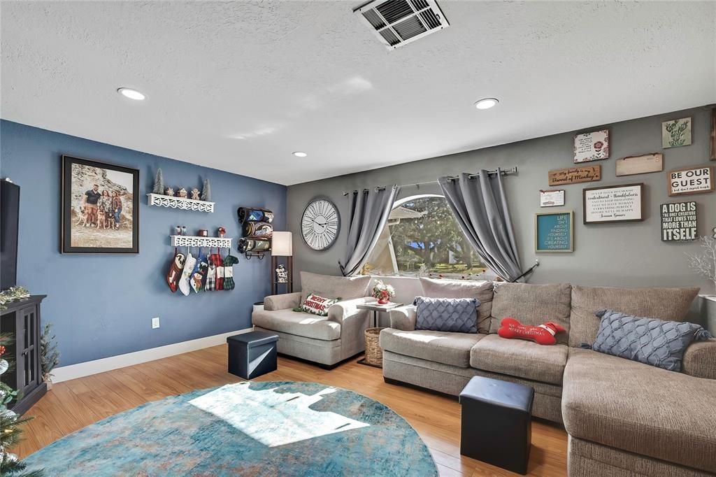 For Sale: $285,000 (2 beds, 2 baths, 1168 Square Feet)