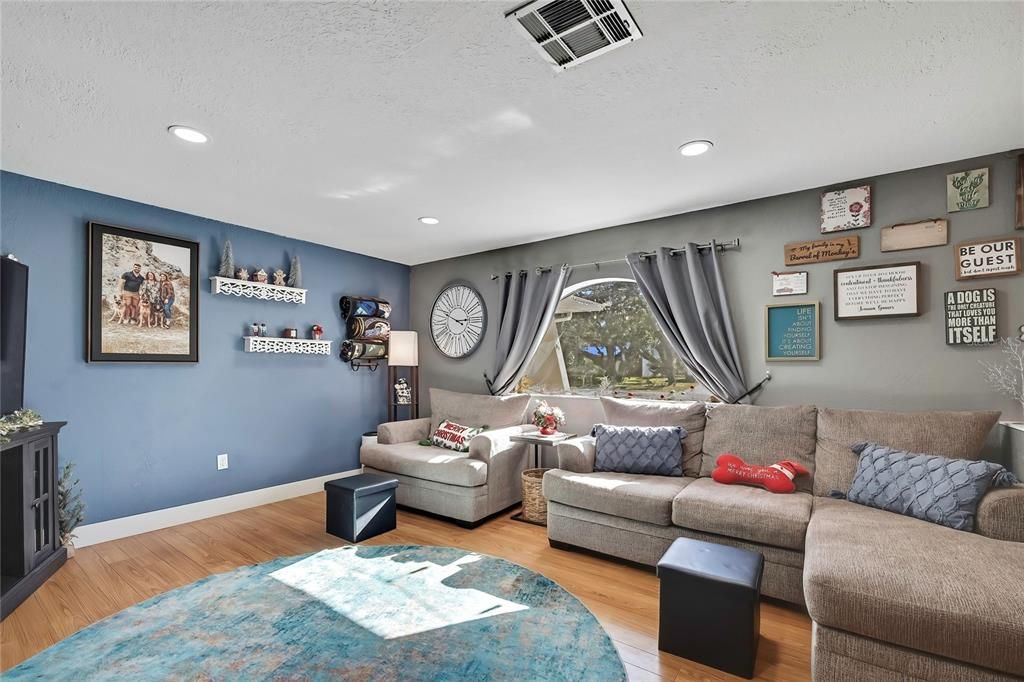 For Sale: $285,000 (2 beds, 2 baths, 1168 Square Feet)