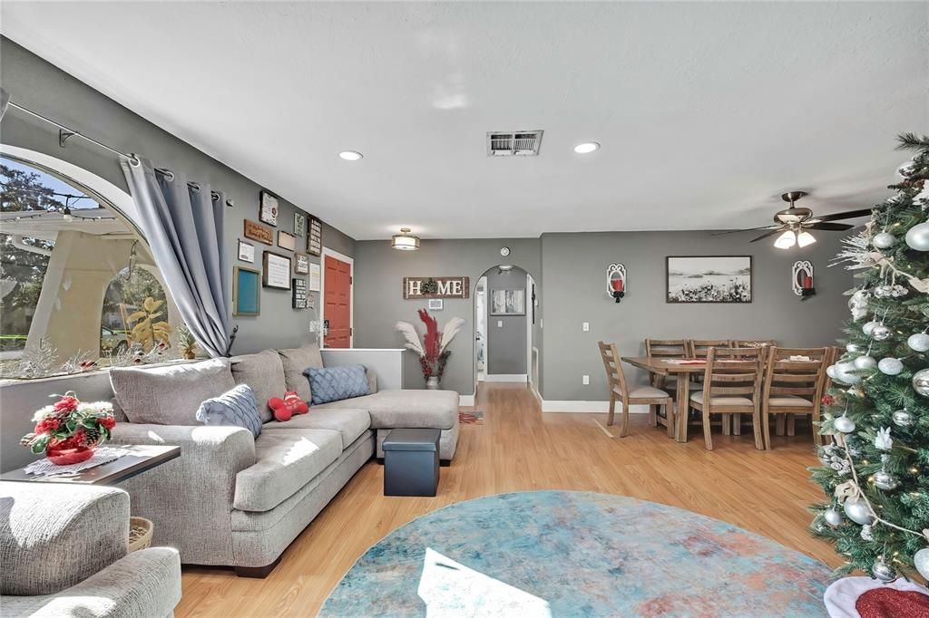 For Sale: $285,000 (2 beds, 2 baths, 1168 Square Feet)