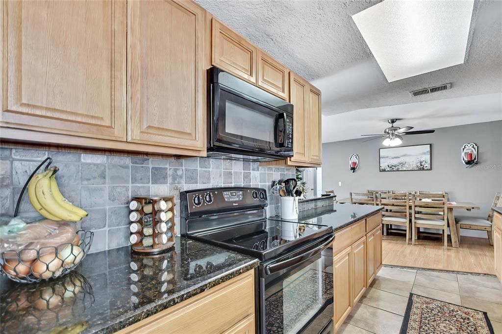 For Sale: $285,000 (2 beds, 2 baths, 1168 Square Feet)