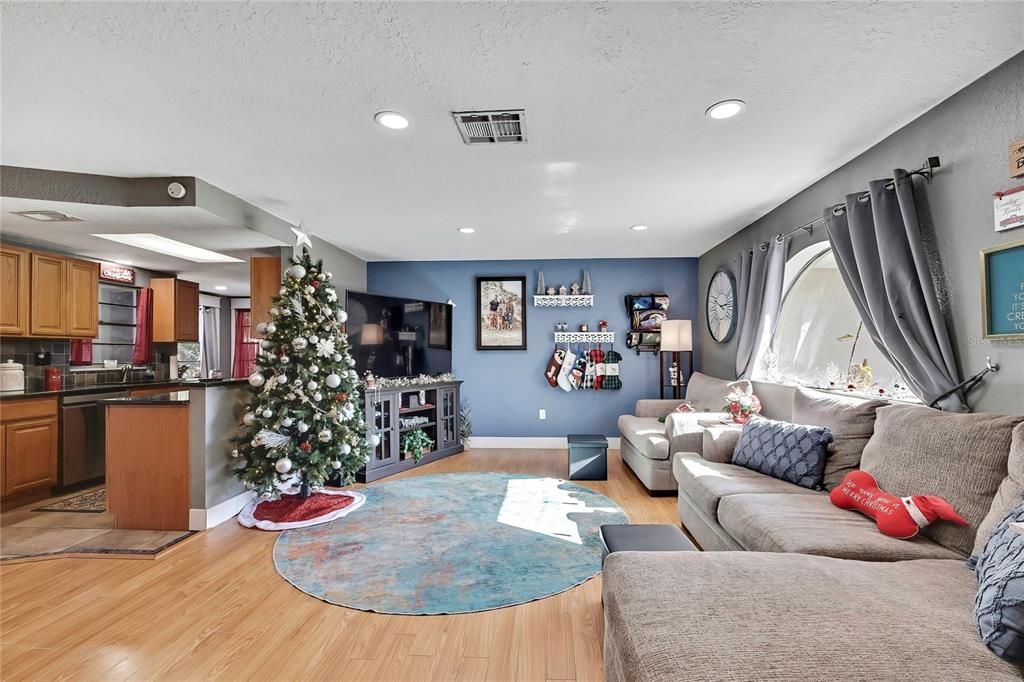 For Sale: $285,000 (2 beds, 2 baths, 1168 Square Feet)