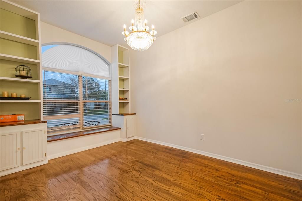 For Sale: $499,900 (5 beds, 3 baths, 2606 Square Feet)